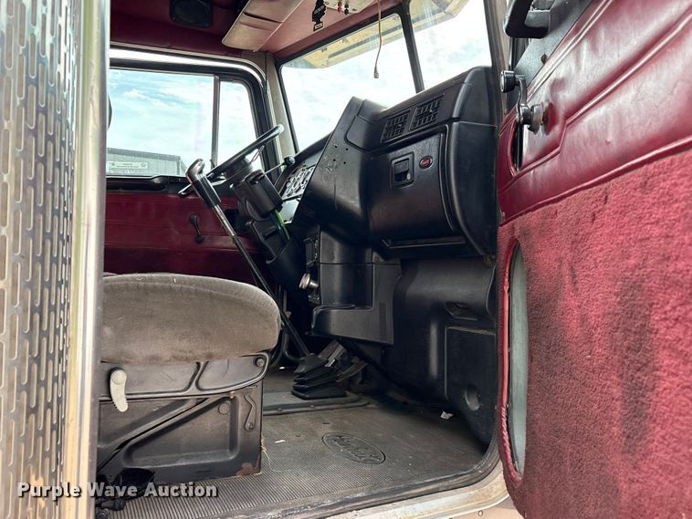 image for item ET2057 2001 Peterbilt 379 semi truck