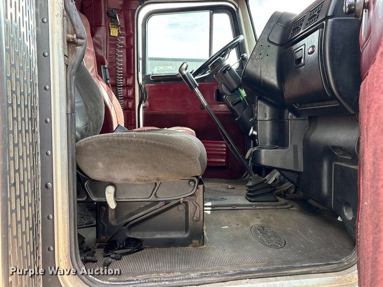 image for item ET2057 2001 Peterbilt 379 semi truck