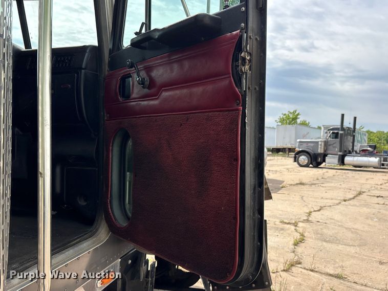 image for item ET2057 2001 Peterbilt 379 semi truck