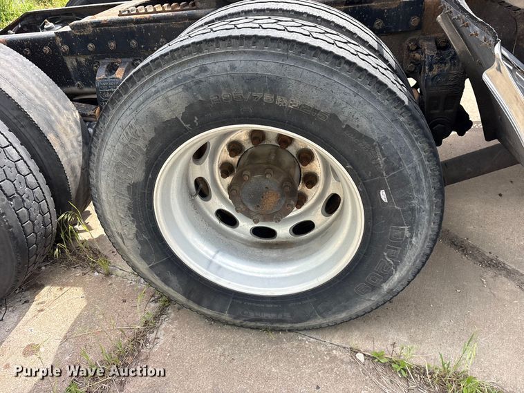 image for item ET2057 2001 Peterbilt 379 semi truck