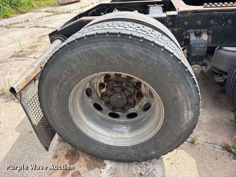 image for item ET2057 2001 Peterbilt 379 semi truck