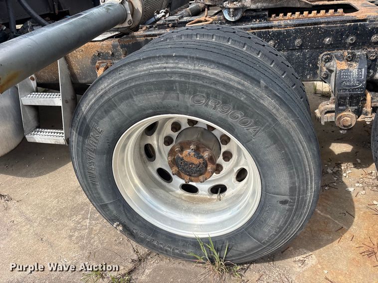 image for item ET2057 2001 Peterbilt 379 semi truck