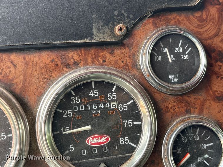 image for item ET2057 2001 Peterbilt 379 semi truck