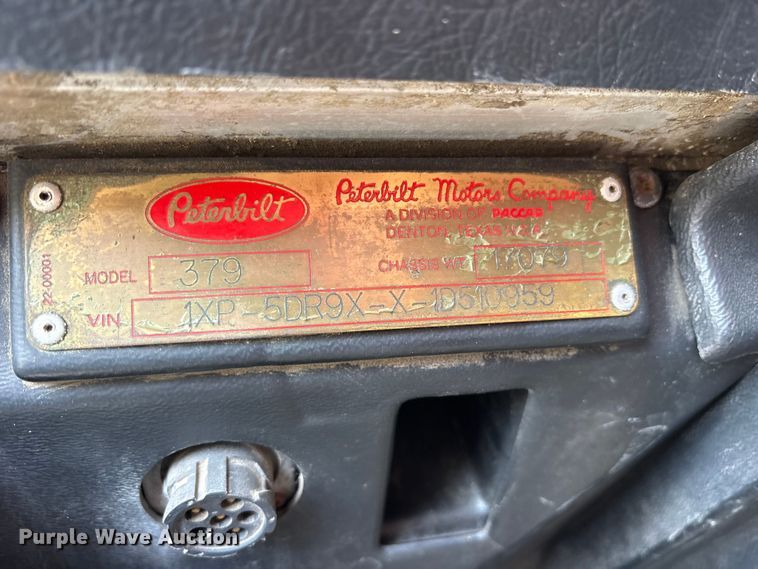 image for item ET2057 2001 Peterbilt 379 semi truck