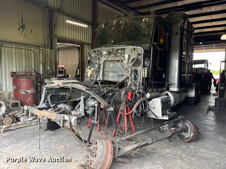 image for item ET2058 2001 Peterbilt 379 semi truck