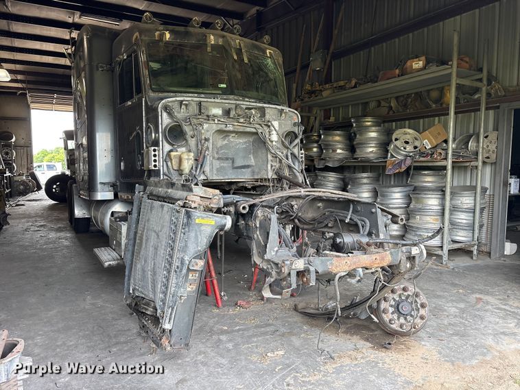 image for item ET2058 2001 Peterbilt 379 semi truck