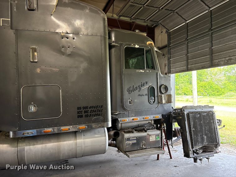 image for item ET2058 2001 Peterbilt 379 semi truck