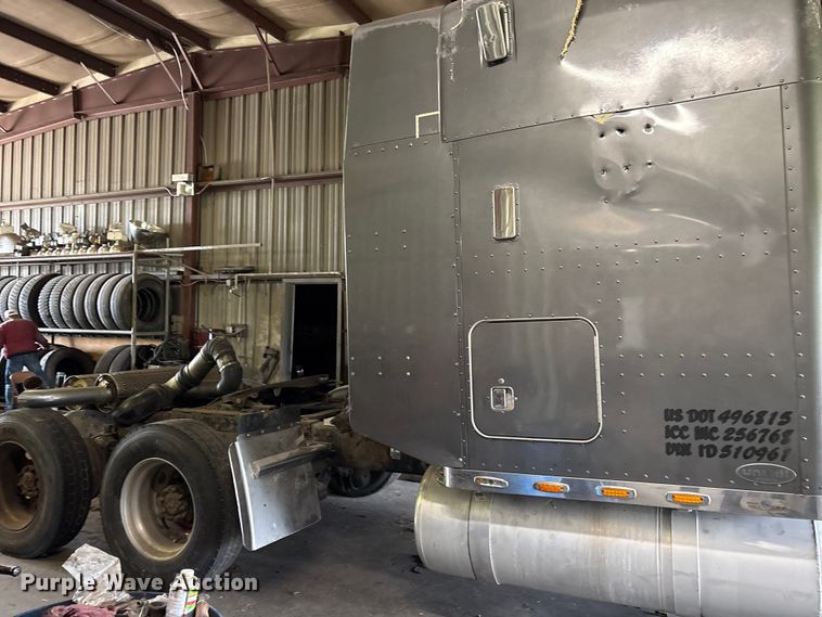image for item ET2058 2001 Peterbilt 379 semi truck