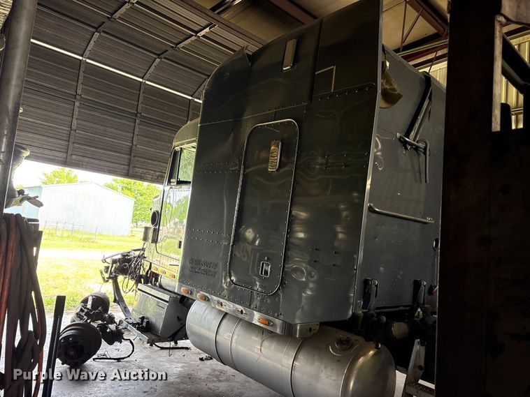 image for item ET2058 2001 Peterbilt 379 semi truck