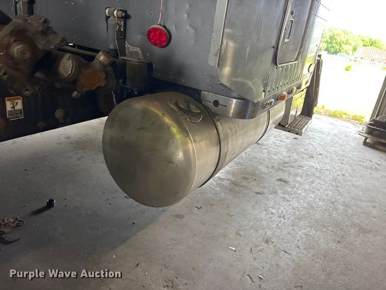image for item ET2058 2001 Peterbilt 379 semi truck