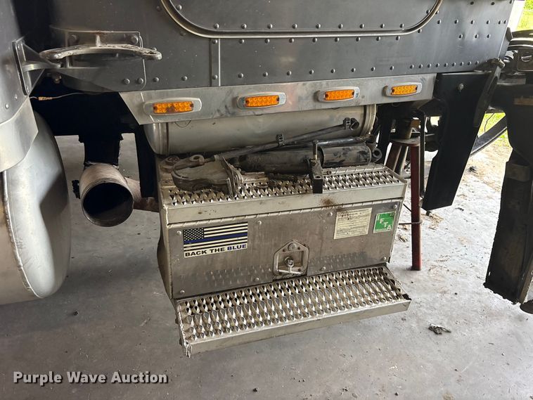 image for item ET2058 2001 Peterbilt 379 semi truck