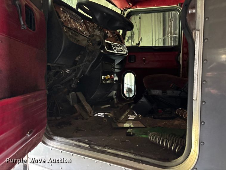 image for item ET2058 2001 Peterbilt 379 semi truck