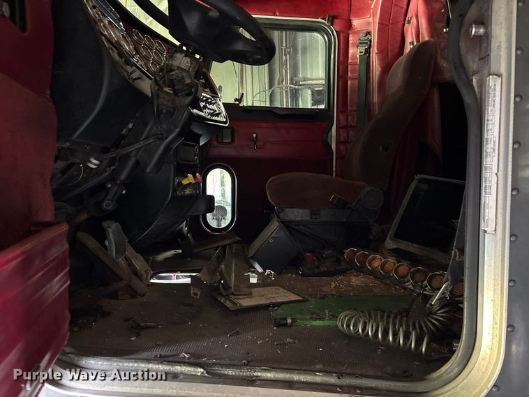 image for item ET2058 2001 Peterbilt 379 semi truck