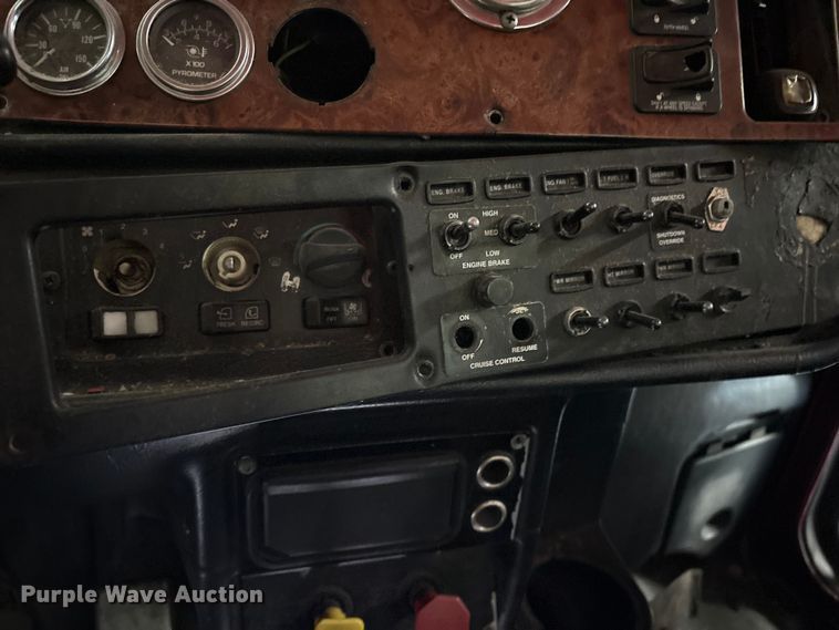 image for item ET2058 2001 Peterbilt 379 semi truck
