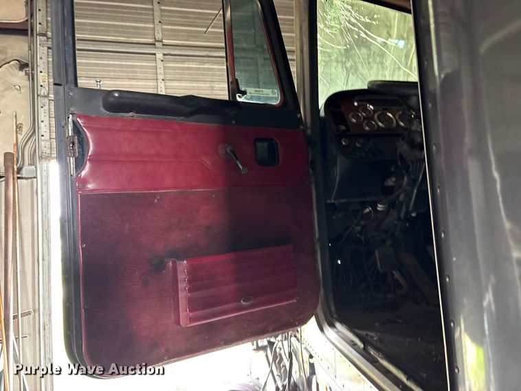 image for item ET2058 2001 Peterbilt 379 semi truck