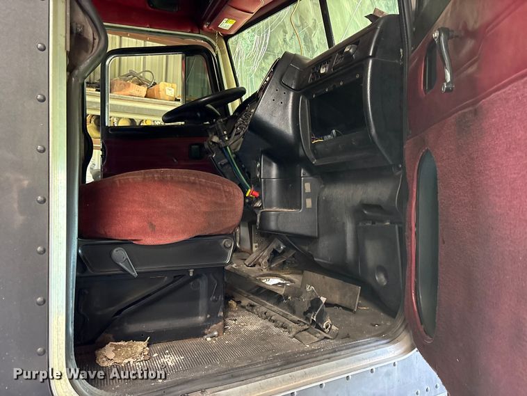 image for item ET2058 2001 Peterbilt 379 semi truck