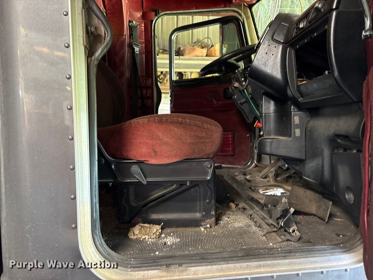 image for item ET2058 2001 Peterbilt 379 semi truck