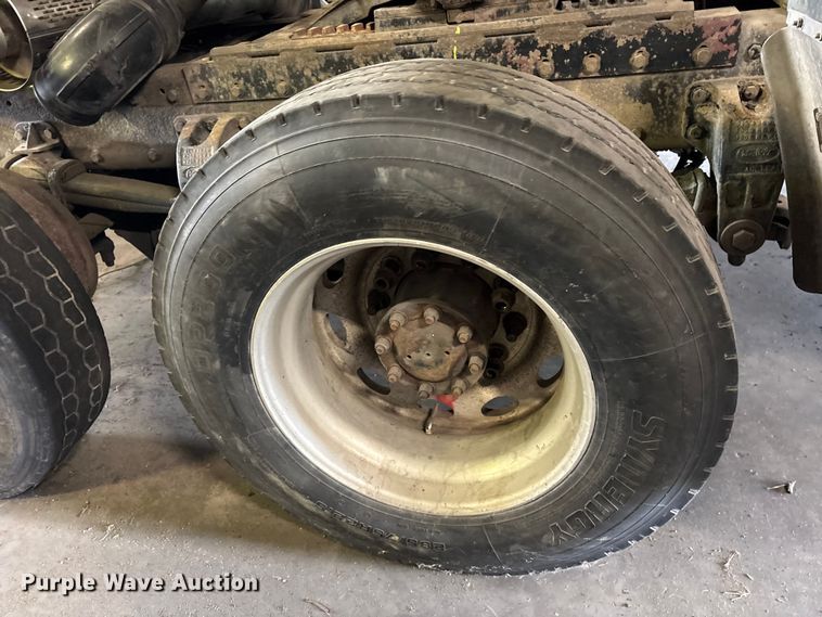 image for item ET2058 2001 Peterbilt 379 semi truck