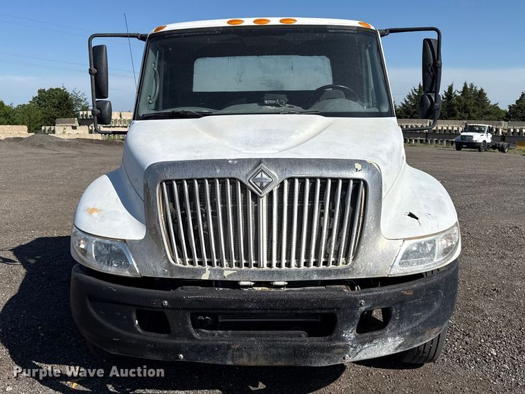 image for item ET6119 2007 International 4300  truck cab and chassis