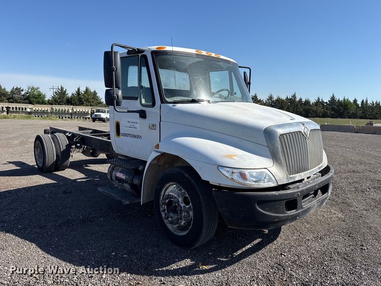image for item ET6119 2007 International 4300  truck cab and chassis