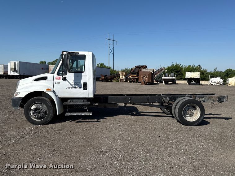 image for item ET6119 2007 International 4300  truck cab and chassis