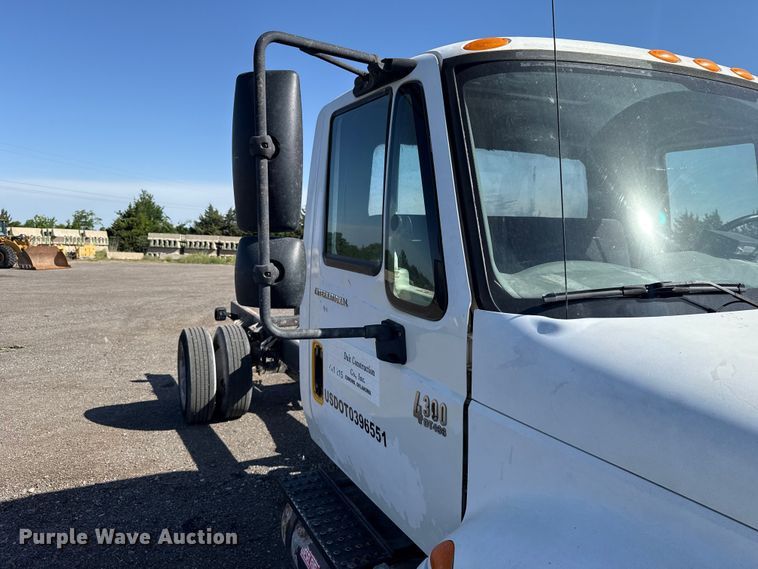 image for item ET6119 2007 International 4300  truck cab and chassis