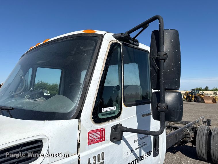 image for item ET6119 2007 International 4300  truck cab and chassis