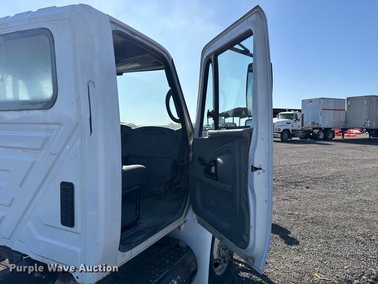 image for item ET6119 2007 International 4300  truck cab and chassis