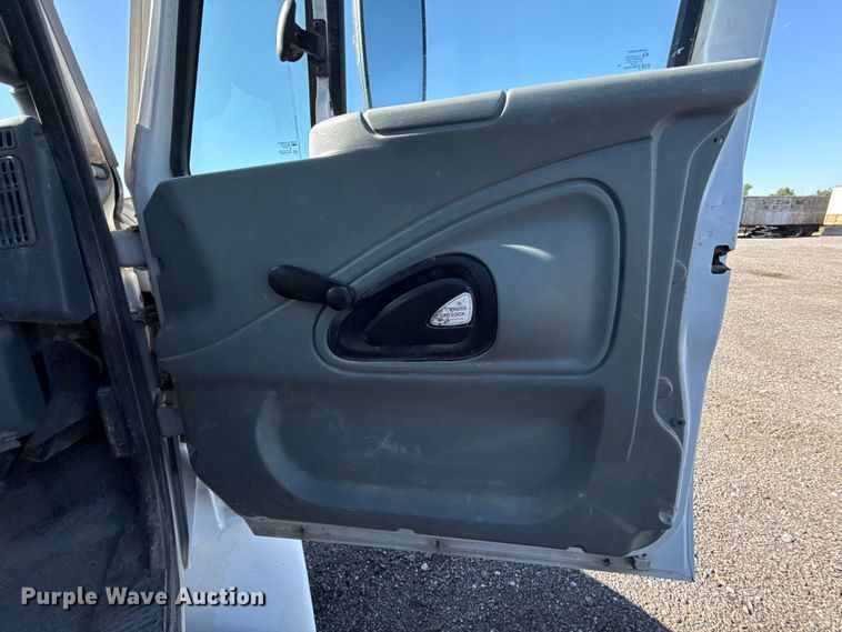 image for item ET6119 2007 International 4300  truck cab and chassis