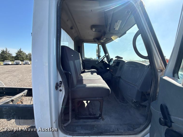 image for item ET6119 2007 International 4300  truck cab and chassis