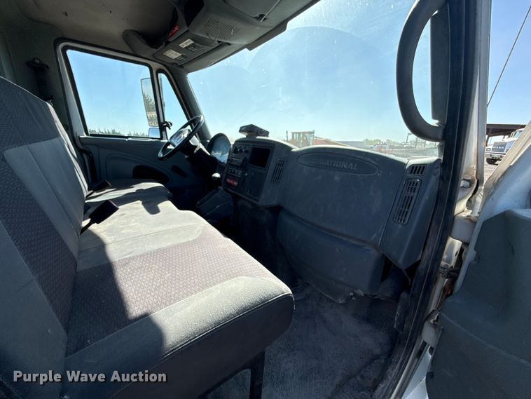 image for item ET6119 2007 International 4300  truck cab and chassis