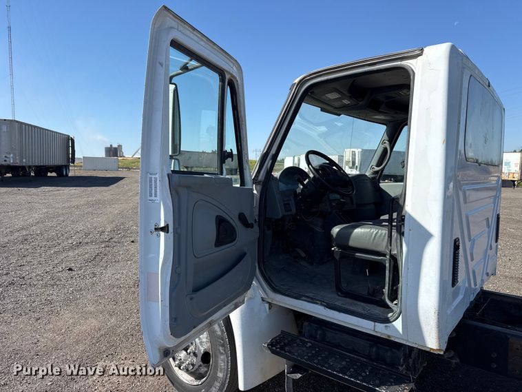 image for item ET6119 2007 International 4300  truck cab and chassis