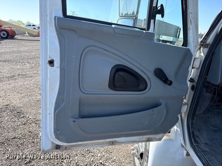 image for item ET6119 2007 International 4300  truck cab and chassis