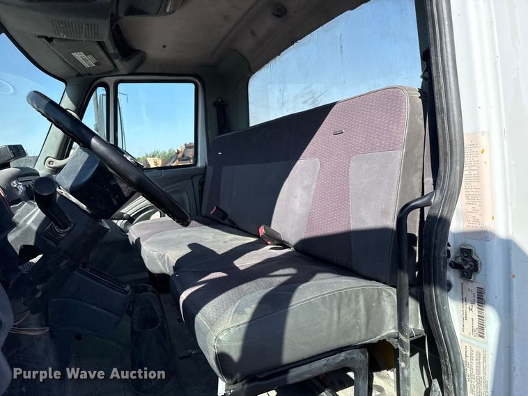 image for item ET6119 2007 International 4300  truck cab and chassis
