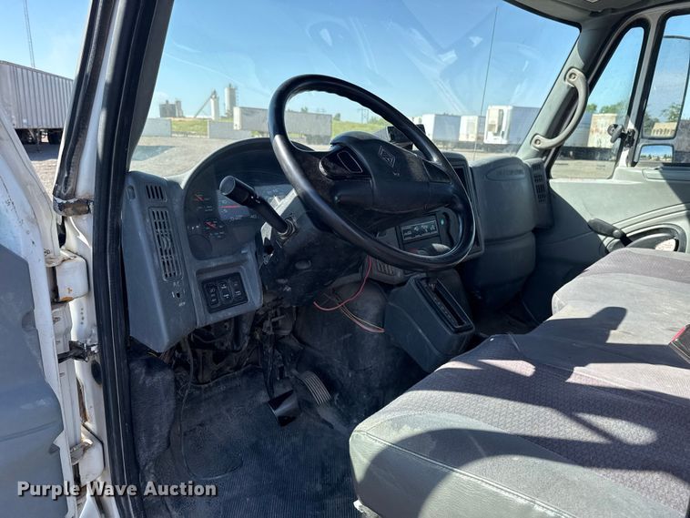 image for item ET6119 2007 International 4300  truck cab and chassis