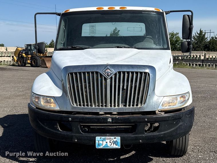 image for item ET6120 2007 International 4300 truck cab and chassis