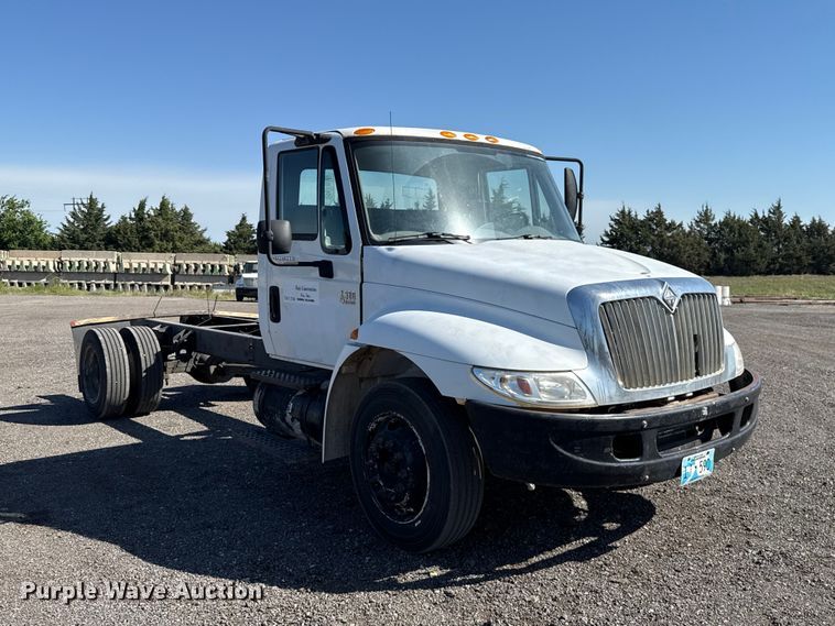 image for item ET6120 2007 International 4300 truck cab and chassis