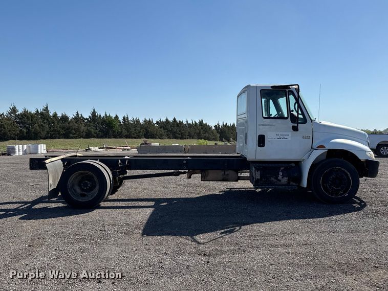 image for item ET6120 2007 International 4300 truck cab and chassis