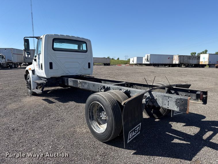 image for item ET6120 2007 International 4300 truck cab and chassis
