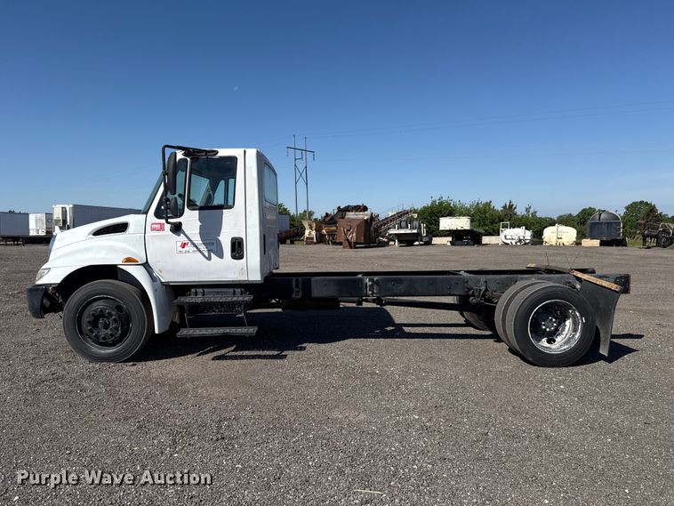 image for item ET6120 2007 International 4300 truck cab and chassis