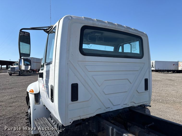 image for item ET6120 2007 International 4300 truck cab and chassis