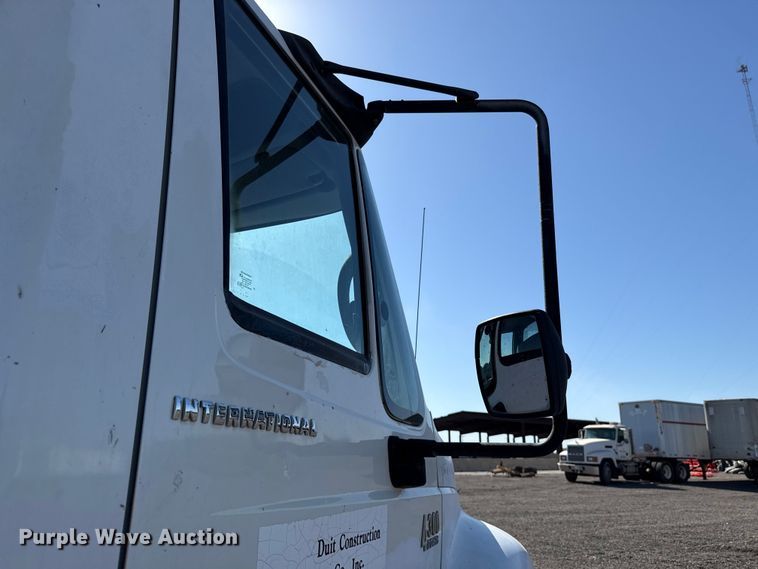 image for item ET6120 2007 International 4300 truck cab and chassis