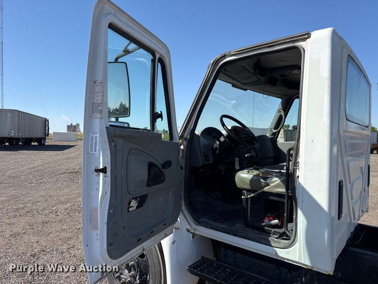 image for item ET6120 2007 International 4300 truck cab and chassis