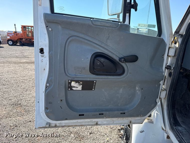 image for item ET6120 2007 International 4300 truck cab and chassis