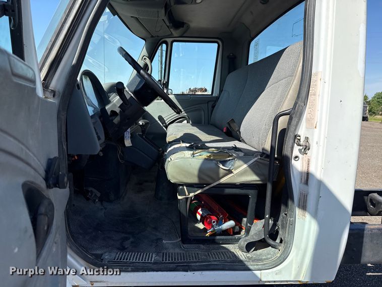 image for item ET6120 2007 International 4300 truck cab and chassis