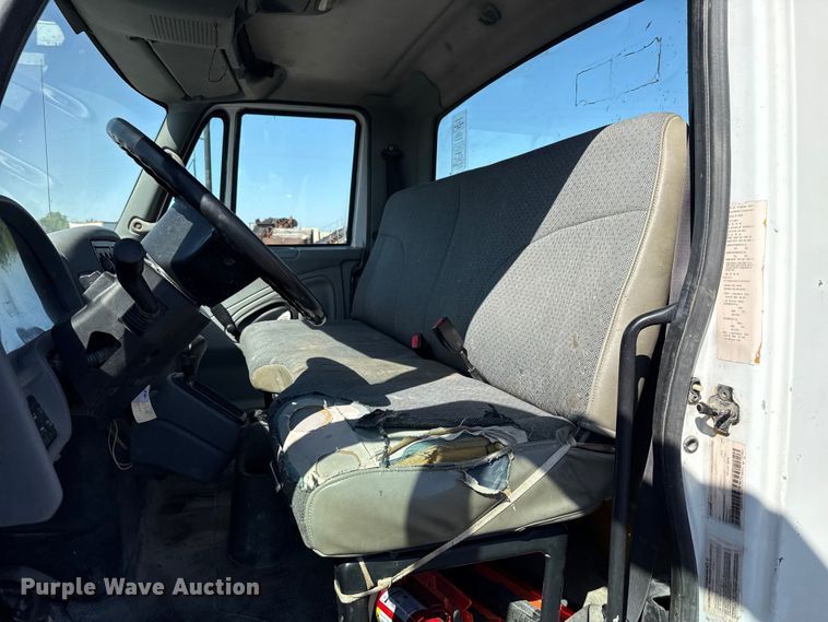 image for item ET6120 2007 International 4300 truck cab and chassis