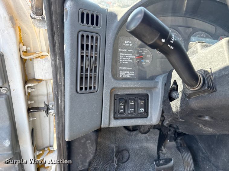 image for item ET6120 2007 International 4300 truck cab and chassis
