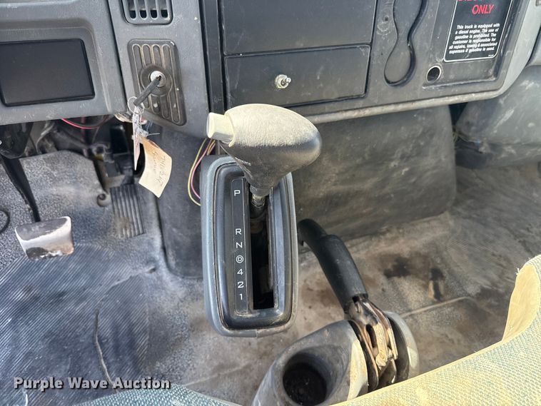image for item ET6120 2007 International 4300 truck cab and chassis
