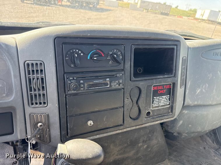 image for item ET6120 2007 International 4300 truck cab and chassis