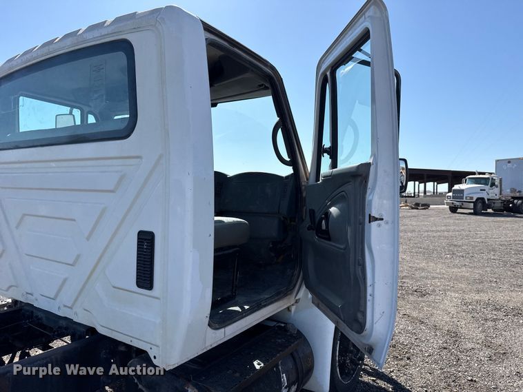 image for item ET6120 2007 International 4300 truck cab and chassis